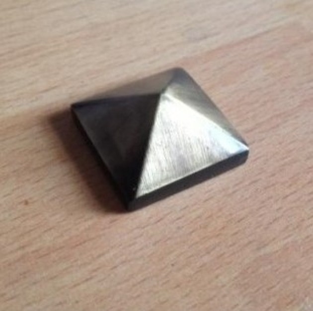 Borchia piramidale in ottone antico