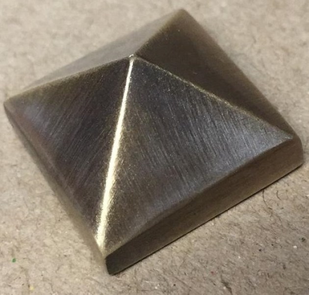 Borchia piramidale in ottone antico