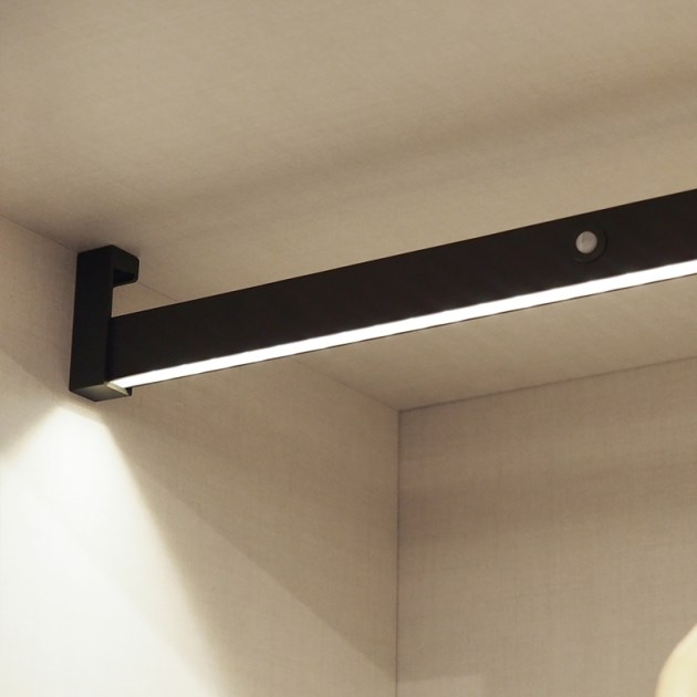 Emuca Barra appendiabili per armadi Castor con luce LED, batteria rimovibile e sensore di movimento, 558, Verniciato moka