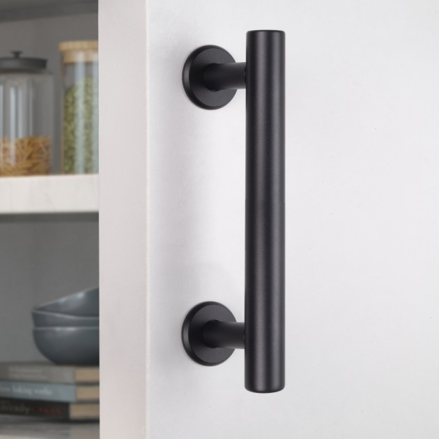 Maniglia Emuca per porte scorrevoli in legno Pasadena, lunghezza 240 mm, perno 180 mm, Acciaio, texture Nera