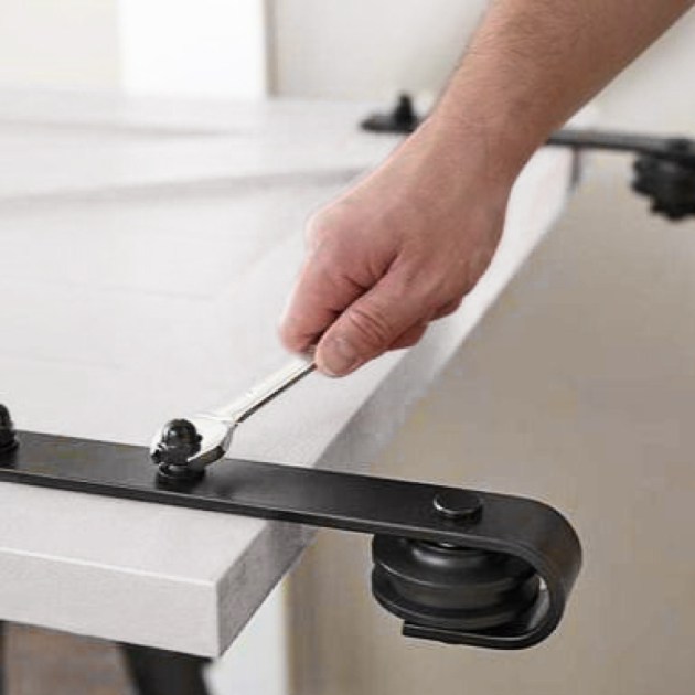 Emuca Sistema Barn per ante scorrevoli in legno sospese, Con chiusura soft, Verniciato nero, Acciaio e Tecnoplastica