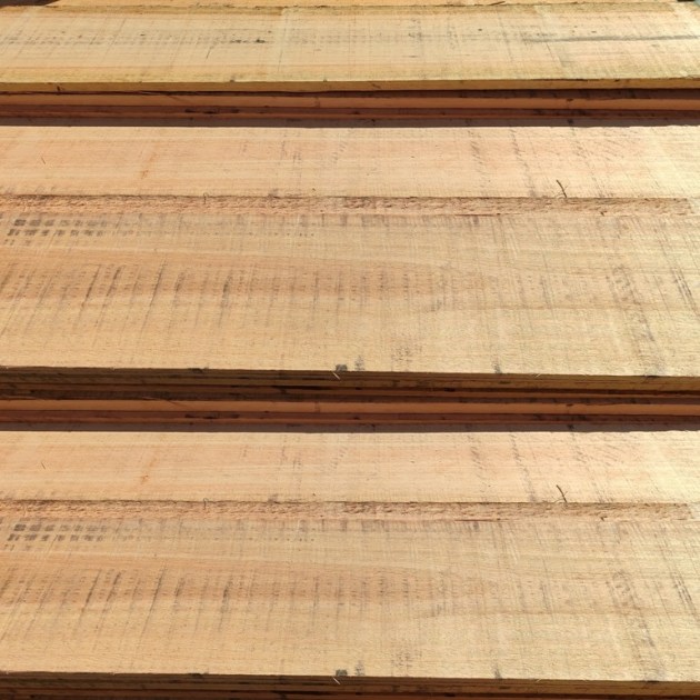 Tavola legno di Red Grandis Refilato (o Eucalipto Americano)